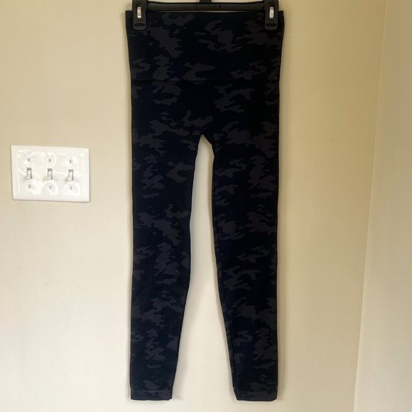 Spanx Look at Me Now Seamless Leggings, Black Camo, Size L - Picture 7 of 10